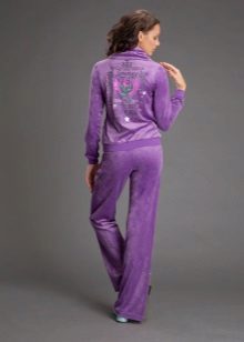 жіночі Велюрові спортивні костюми (95 фото): костюми великих розмірів з велюру, брендові та зі стразами, в чорному кольорі