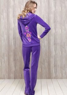 жіночі Велюрові спортивні костюми (95 фото): костюми великих розмірів з велюру, брендові та зі стразами, в чорному кольорі