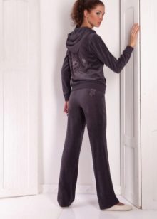 жіночі Велюрові спортивні костюми (95 фото): костюми великих розмірів з велюру, брендові та зі стразами, в чорному кольорі