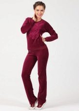 жіночі Велюрові спортивні костюми (95 фото): костюми великих розмірів з велюру, брендові та зі стразами, в чорному кольорі