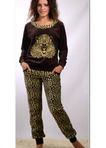 жіночі Велюрові спортивні костюми (95 фото): костюми великих розмірів з велюру, брендові та зі стразами, в чорному кольорі