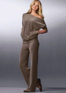 жіночі Велюрові спортивні костюми (95 фото): костюми великих розмірів з велюру, брендові та зі стразами, в чорному кольорі