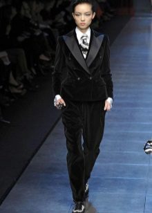 жіночі Велюрові спортивні костюми (95 фото): костюми великих розмірів з велюру, брендові та зі стразами, в чорному кольорі