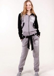 жіночі Велюрові спортивні костюми (95 фото): костюми великих розмірів з велюру, брендові та зі стразами, в чорному кольорі