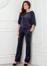 жіночі Велюрові спортивні костюми (95 фото): костюми великих розмірів з велюру, брендові та зі стразами, в чорному кольорі