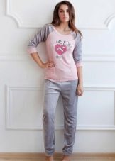 жіночі Велюрові спортивні костюми (95 фото): костюми великих розмірів з велюру, брендові та зі стразами, в чорному кольорі