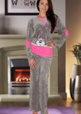 жіночі Велюрові спортивні костюми (95 фото): костюми великих розмірів з велюру, брендові та зі стразами, в чорному кольорі