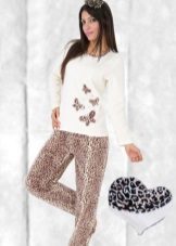 жіночі Велюрові спортивні костюми (95 фото): костюми великих розмірів з велюру, брендові та зі стразами, в чорному кольорі