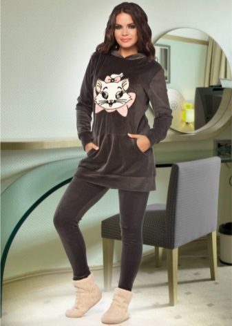 жіночі Велюрові спортивні костюми (95 фото): костюми великих розмірів з велюру, брендові та зі стразами, в чорному кольорі