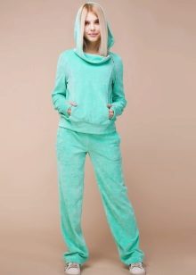 жіночі Велюрові спортивні костюми (95 фото): костюми великих розмірів з велюру, брендові та зі стразами, в чорному кольорі