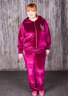 жіночі Велюрові спортивні костюми (95 фото): костюми великих розмірів з велюру, брендові та зі стразами, в чорному кольорі