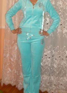 жіночі Велюрові спортивні костюми (95 фото): костюми великих розмірів з велюру, брендові та зі стразами, в чорному кольорі