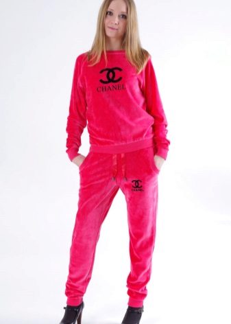 жіночі Велюрові спортивні костюми (95 фото): костюми великих розмірів з велюру, брендові та зі стразами, в чорному кольорі