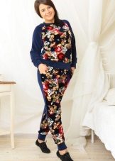 жіночі Велюрові спортивні костюми (95 фото): костюми великих розмірів з велюру, брендові та зі стразами, в чорному кольорі