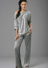 жіночі Велюрові спортивні костюми (95 фото): костюми великих розмірів з велюру, брендові та зі стразами, в чорному кольорі