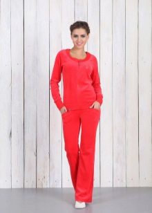 жіночі Велюрові спортивні костюми (95 фото): костюми великих розмірів з велюру, брендові та зі стразами, в чорному кольорі