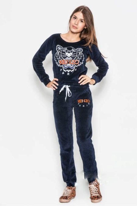 жіночі Велюрові спортивні костюми (95 фото): костюми великих розмірів з велюру, брендові та зі стразами, в чорному кольорі