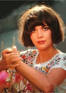 Жіночі зачіски 70-х років (37 фото): мода на зачіски і стрижки в СРСР. Як зробити укладку на короткі волосся?