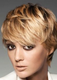 Жіночі зачіски 70-х років (37 фото): мода на зачіски і стрижки в СРСР. Як зробити укладку на короткі волосся?