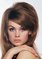 Жіночі зачіски 70-х років (37 фото): мода на зачіски і стрижки в СРСР. Як зробити укладку на короткі волосся?