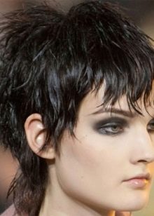 Жіночі зачіски 70-х років (37 фото): мода на зачіски і стрижки в СРСР. Як зробити укладку на короткі волосся?