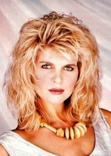 Жіночі зачіски 80-х років (41 фото): укладання в стилі «диско», історія моди зачісок СРСР, об’ємні зачіски на короткі волосся