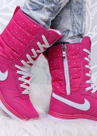 Жіночі зимові спортивні чоботи (76 фото): теплі моделі для зими з Фінляндії, взуття фірми Nike і Puma