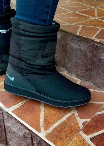 Жіночі зимові спортивні чоботи (76 фото): теплі моделі для зими з Фінляндії, взуття фірми Nike і Puma