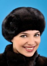 Жіноча норкова шапка (85 фото): модні фасони 2020 з блакитної норки, скільки коштують, боярка, моделі з стриженої норки