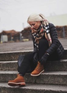 Жіноча зимова взуття Timberland (42 фото): черевики на натуральному хутрі, теплі кросівки та інші. З чим носити їх дівчатам взимку?