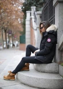 Жіноча зимова взуття Timberland (42 фото): черевики на натуральному хутрі, теплі кросівки та інші. З чим носити їх дівчатам взимку?