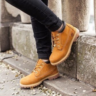 Жіноча зимова взуття Timberland (42 фото): черевики на натуральному хутрі, теплі кросівки та інші. З чим носити їх дівчатам взимку?