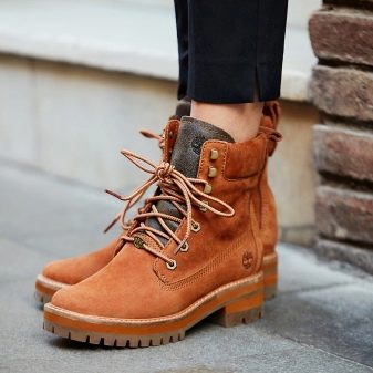 Жіноча зимова взуття Timberland (42 фото): черевики на натуральному хутрі, теплі кросівки та інші. З чим носити їх дівчатам взимку?