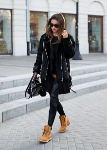 Жіноча зимова взуття Timberland (42 фото): черевики на натуральному хутрі, теплі кросівки та інші. З чим носити їх дівчатам взимку?