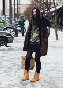 Жіноча зимова взуття Timberland (42 фото): черевики на натуральному хутрі, теплі кросівки та інші. З чим носити їх дівчатам взимку?