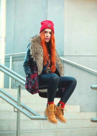 Жіноча зимова взуття Timberland (42 фото): черевики на натуральному хутрі, теплі кросівки та інші. З чим носити їх дівчатам взимку?