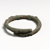 Жіночий браслет з білого золота (78 фото): моделі з жовтим металом з топазами і сапфірами, тонкі і товсті на руку, від Тіффані