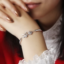 Жіночий браслет з білого золота (78 фото): моделі з жовтим металом з топазами і сапфірами, тонкі і товсті на руку, від Тіффані