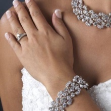 Жіночий браслет з білого золота (78 фото): моделі з жовтим металом з топазами і сапфірами, тонкі і товсті на руку, від Тіффані