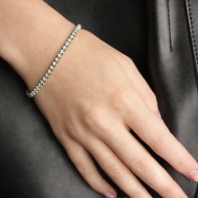 Жіночий браслет з білого золота (78 фото): моделі з жовтим металом з топазами і сапфірами, тонкі і товсті на руку, від Тіффані