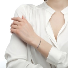 Жіночий браслет з білого золота (78 фото): моделі з жовтим металом з топазами і сапфірами, тонкі і товсті на руку, від Тіффані