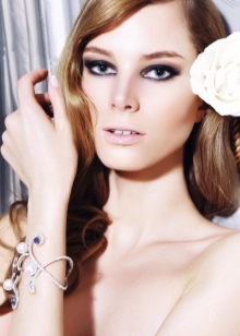 Жіночий браслет з білого золота (78 фото): моделі з жовтим металом з топазами і сапфірами, тонкі і товсті на руку, від Тіффані