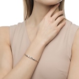 Жіночий браслет з білого золота (78 фото): моделі з жовтим металом з топазами і сапфірами, тонкі і товсті на руку, від Тіффані