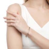 Жіночий браслет з білого золота (78 фото): моделі з жовтим металом з топазами і сапфірами, тонкі і товсті на руку, від Тіффані