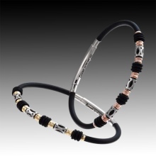 Жіночий браслет з білого золота (78 фото): моделі з жовтим металом з топазами і сапфірами, тонкі і товсті на руку, від Тіффані