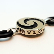 Жіночий браслет з білого золота (78 фото): моделі з жовтим металом з топазами і сапфірами, тонкі і товсті на руку, від Тіффані