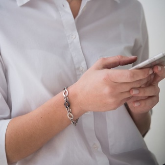 Жіночий браслет з білого золота (78 фото): моделі з жовтим металом з топазами і сапфірами, тонкі і товсті на руку, від Тіффані