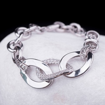 Жіночий браслет з білого золота (78 фото): моделі з жовтим металом з топазами і сапфірами, тонкі і товсті на руку, від Тіффані