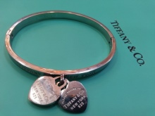 Жіночий браслет з білого золота (78 фото): моделі з жовтим металом з топазами і сапфірами, тонкі і товсті на руку, від Тіффані