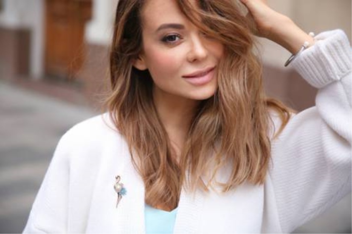 Жіночий браслет з білого золота (78 фото): моделі з жовтим металом з топазами і сапфірами, тонкі і товсті на руку, від Тіффані